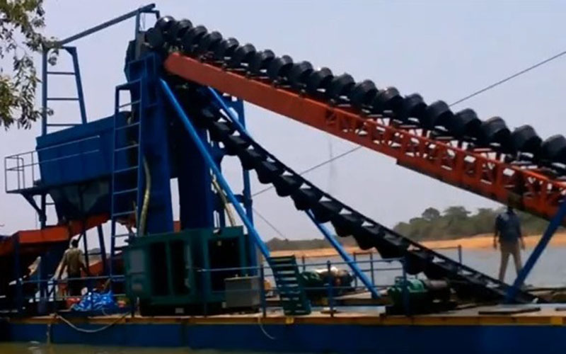 非洲挖斗式链板船选金